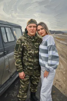 Парный портрет в стиле под масло. На картине изображены мужчина в камуфляжной форме и женщина в светлом свитере в полоску и белых брюках, стоящие рядом и слегка наклонившиеся друг к другу. На заднем плане виден автомобиль и размытый пейзаж с серо-голубым небом, создающий сдержанную, но тёплую атмосферу. Художник Ирина
