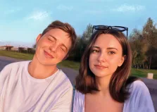 Парный портрет в стиле под масло. На картине изображены молодой человек и девушка, позирующие на фоне парка: парень с закрытыми глазами и широкой улыбкой, в белой футболке, а девушка — с лёгкой полуулыбкой, в светлой одежде, с очками, лежащими на голове. На заднем плане видны зелёные деревья, дорожка и вечернее небо с мягкими облаками, создающие спокойную и тёплую атмосферу. Художник Артём