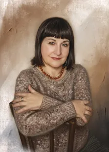 Женский портрет в стиле под масло. На картине изображён портрет женщины с короткой тёмной причёской и чёлкой; она сидит на стуле, скрестив руки, в тёплом коричневом свитере с фактурным узором и янтарном ожерелье. Фон выполнен в мягких бежево-коричневых тонах, создающих спокойную и уютную атмосферу. Художник Анна