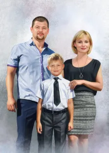 Семейный портрет в стиле под масло. На картине изображён семейный портрет: мужчина в светло-голубой рубашке и тёмных брюках, женщина в чёрном топе и узорчатой юбке, а между ними — мальчик в белой рубашке с чёрным галстуком и тёмных брюках. Фон выполнен в мягких, приглушённых тонах, создающих спокойную и гармоничную атмосферу. Художник Александра