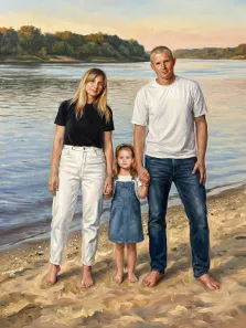 Семейный портрет под масло. На портрете изображена семья из трёх человек — мужчина в белой футболке и джинсах, женщина в чёрной футболке и светлых брюках, а также маленькая девочка в джинсовом сарафане — они стоят босиком на берегу реки, держась за руки. На заднем плане виднеется спокойная водная гладь и лесистый берег, создающие атмосферу уюта и семейного тепла. Художник: Ирина