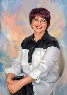 Женский портрет в стиле под масло. На картине изображён портрет улыбающейся женщины с короткими тёмно-каштановыми волосами, в очках и чёрно-белой рубашке, сидящей в расслабленной позе. Фон выполнен в мягких пастельных тонах с размытыми мазками голубого, розового и жёлтого, создающими лёгкую и тёплую атмосферу. Художник Анна