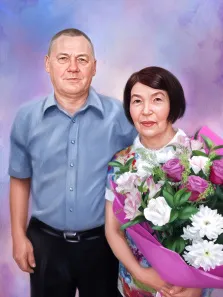 Парный портрет под масло. На портрете изображена пара — мужчина в светло-голубой рубашке и чёрных брюках стоит рядом с женщиной в ярком платье с цветочным принтом; женщина держит большой букет цветов, украшенный розовой упаковкой. Фон выполнен в мягких фиолетово-голубых тонах, создающих тёплую и гармоничную атмосферу. Художник: Артём