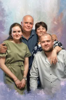 Семейный портрет под масло. На портрете изображена семья из четырёх человек: молодая женщина в оливковом платье с поясом, двое мужчин — один в синей рубашке стоит позади, обнимая остальных, другой — в светлой рубашке сидит впереди, и женщина средних лет в блузке с цветочным принтом, обнимающая сидящего мужчину за плечи. Все выглядят спокойными и счастливыми, фон выполнен в мягких пастельных тонах, создающих тёплую и гармоничную атмосферу. Художник: Александра