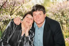 Парный портрет под масло. На портрете изображены улыбающиеся мужчина и женщина, позирующие на фоне цветущих деревьев: мужчина в тёмном пиджаке и голубой рубашке обнимает женщину за плечи, а она, одетая в блестящий чёрный наряд с жемчужным ожерельем, нежно склонила голову к его плечу. Атмосфера картины тёплая и романтичная, наполненная светом и весенней свежестью. Художник: Анастасия 