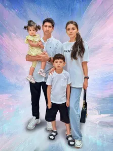 Семейный портрет под масло. На портрете изображена семья из четырёх человек: мужчина в светло-голубой рубашке держит на руках маленькую девочку в жёлтом платье, рядом с ним — женщина с длинными тёмными волосами в белой футболке и светло-голубых джинсах, а перед ними стоит мальчик в белой футболке и тёмных шортах. Фон выполнен в нежных пастельных тонах с абстрактными мазками, создающими лёгкую и сказочную атмосферу. Художник: Анна 