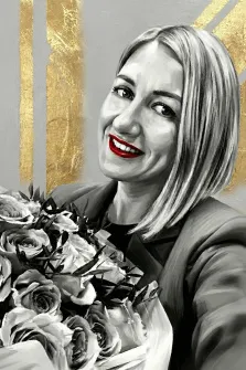 Женский портрет под масло. На портрете изображена улыбающаяся женщина с аккуратной стрижкой «боб» и ярко-красной помадой, одетая в строгий пиджак; она держит в руках пышный букет белых роз. Фон выполнен в серо-золотых тонах с абстрактными линиями, что придаёт изображению элегантность и торжественность. Художник: Ирина