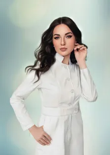 Женский портрет под масло. На портрете изображена женщина с длинными волнистыми тёмными волосами, одетая в элегантный белый медицинский халат с длинными рукавами и пуговицами; она стоит в уверенной позе — одна рука на бедре, другая слегка касается лица. Её взгляд прямой и спокойный, макияж аккуратный, подчёркивающий выразительные глаза и черты лица, а фон выполнен в мягких пастельных тонах. Художник: Артём