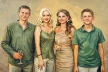 Семейный портрет под масло. На портрете изображена семья из четырёх человек: мужчина в зелёной рубашке с бокалом шампанского в руке, две женщины — одна в зелёном топе, другая в элегантном бежевом платье с бокалом в руке, и юноша в зелёной футболке. Все улыбаются, стоят близко друг к другу на фоне мягких, тёплых оттенков, создавая атмосферу уюта и семейного единства. Художник: Александра