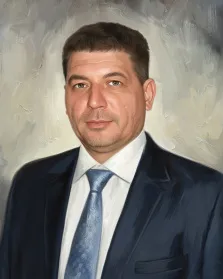 Мужской портрет под масло. На портрете изображён мужчина средних лет в тёмном костюме, белой рубашке и голубом галстуке с узором; у него короткие тёмные волосы и лёгкая щетина, выражение лица спокойное и уверенное. Фон выполнен в светлых, приглушённых тонах с абстрактными мазками, подчёркивающими официальность образа. Художник: Анастасия 