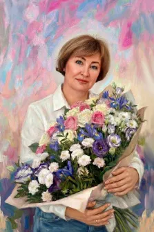 Женский портрет под масло. На портрете изображена женщина с короткой светло-каштановой причёской, в белой рубашке и джинсах, держащая в руках пышный букет из роз, ирисов, хризантем и других цветов в нежных пастельных оттенках. Фон выполнен в абстрактной манере с мягкими мазками розового, голубого и сиреневого, создающими лёгкую и праздничную атмосферу. Художник: Ирина