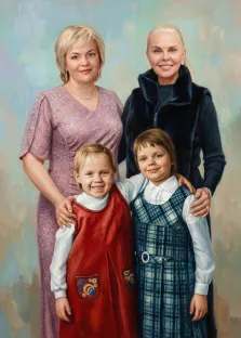 Семейный портрет под масло. На портрете изображена семья из четырёх человек: две женщины и две девочки, стоящие близко друг к другу и улыбающиеся. Одна женщина в блестящем сиреневом платье, другая — в тёмной одежде с меховым воротником; девочки одеты в яркое красное платье с вышивкой и клетчатое платье с белым воротничком, фон выполнен в мягких пастельных тонах, создающих тёплую атмосферу. Художник: Ирина