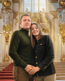 Парный портрет под масло. На портрете изображена пара — мужчина в тёмно-зелёном свитере и бежевых брюках и улыбающаяся женщина в чёрном жакете с золотыми пуговицами и светлых брюках; они стоят, держась за руки, на фоне роскошного интерьера с позолоченными элементами и лестницей, покрытой красным ковром. Художник: Ирина