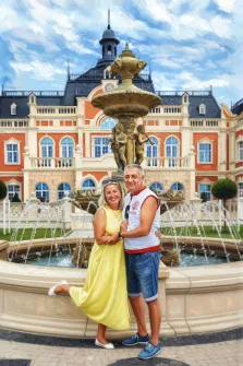 Парный портрет под масло. 
На портрете пара позирует у величественного фонтана: женщина в лёгком жёлтом платье с улыбкой приподняла ногу, а мужчина в белой майке с красной отделкой и джинсовых шортах обнимает её за талию. На фоне — роскошный замок с арочными окнами и башней, небо усыпано пушистыми облаками, создавая атмосферу лёгкости и радости. Художник: Александра