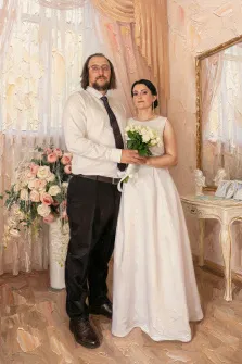 Парный портрет под масло. На портрете изображены молодожёны: мужчина в белой рубашке, тёмном галстуке и чёрных брюках обнимает женщину в классическом белом свадебном платье; она держит букет белых роз и смотрит прямо перед собой. Пара стоит на фоне светлых штор и изящной мебели, создавая атмосферу торжественности и нежности. Художник: Ирина