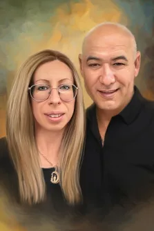 Парный портрет под масло. На портрете изображены мужчина и женщина, стоящие близко друг к другу: женщина с длинными светлыми волосами, в очках и с изящным кулоном на шее, мужчина — с бритой головой, в чёрной рубашке, с тёплой улыбкой. Фон выполнен в мягких, размытых тонах жёлто-зелёной гаммы, создающих уютную атмосферу. Художник: Анастасия 