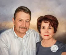 Парный портрет под масло. На портрете изображена пара: мужчина в светлой рубашке с аккуратным пробором и усами, рядом с ним — женщина в тёмно-сером платье с крупной белой розой на груди, в жемчужном ожерелье и с аккуратной причёской. Их лица выражают спокойствие и тепло, фон выполнен в мягких пастельных тонах, создающих атмосферу гармонии. Художник: Анна