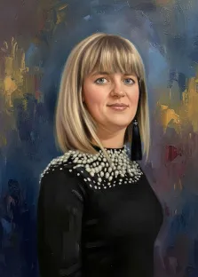 Женский портрет под масло. На портрете изображена женщина с прямыми светлыми волосами и аккуратной чёлкой, одетая в чёрное платье с декоративным воротником, украшенным крупными белыми элементами. Фон выполнен в абстрактной манере с преобладанием тёмно-синих и золотистых оттенков, создающих выразительный контраст с образом модели. Художник: Ирина