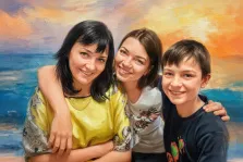 Под масло. На портрете изображена тёплая семейная сцена: женщина в жёлтой блузе с узорчатыми рукавами обнимает двух молодых людей — девушку в белой футболке с рисунком птицы и мальчика в тёмной футболке с яркими элементами. Все трое улыбаются, их лица излучают радость и близость, а на фоне раскинулся живописный морской пейзаж с закатным небом в тёплых оранжево-голубых тонах. Художник Анна 