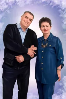 Парный портрет под масло. На портрете изображены мужчина и женщина: мужчина в тёмном свитере поверх голубой рубашки и тёмных брюк слегка наклонён к женщине, обнимая её за руку с тёплой улыбкой; женщина одета в элегантный тёмно-синий костюм с крупными пуговицами, дополненный выразительным ожерельем и браслетом, её выражение лица спокойное и сдержанное. Фон выполнен в мягких голубых и белых тонах, создавая лёгкую и гармоничную атмосферу. Художник: Артём