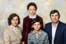 Семейный портрет под масло. На портрете изображена семья из четырёх человек: пожилая женщина в светлом вязаном кардигане с цветочным воротником, молодая женщина в бордовом бархатном пальто поверх белого свитера с высоким воротом, мальчик в светло-голубом клетчатом пиджаке с брошью и мужчина в тёмно-синем пиджаке и белой рубашке. Все члены семьи смотрят прямо на зрителя, их лица выражают спокойствие и сдержанность, а фон выполнен в мягких пастельных тонах, создающих атмосферу уюта. Художник: Ирина