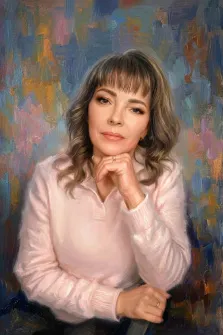 Женский портрет под масло. На портрете изображена женщина с мягкими волнами светло-каштановых волос и аккуратной чёлкой, одетая в нежный светло-розовый свитер; она сидит, подперев подбородок рукой, с лёгкой, задумчивой улыбкой на лице. Фон выполнен в абстрактной манере с сочетанием приглушённых синих, жёлтых и розовых мазков, создающих атмосферу лёгкости и гармонии. Художник: Ирина