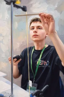 Детский портрет в стиле под масло. На картине изображён молодой человек в чёрной футболке с логотипом и с зелёным бейджем на шее; в одной руке он держит смартфон, другой аккуратно удерживает тонкую нить, натянутую на деревянной линейке. Фон выполнен в мягких, размытых серо-голубых тонах, создающих спокойную атмосферу лабораторного или экспериментального процесса. Художник Александра 