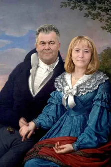 Парный портрет в образе. На парном портрете изображены мужчина и женщина: мужчина в тёмном сюртуке с белой рубашкой и галстуком, с седыми волосами, слегка улыбается и держит женщину за руку; женщина в пышном голубом платье с кружевным воротником и бантом, с аккуратной причёской, выглядит сдержанно и спокойно. Фон выполнен в мягких пастельных тонах с элементами пейзажа — ветвями деревьев и размытым небом, что придаёт композиции классическую торжественность. Художник: Валерия 