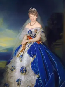 Женский портрет в образе. На портрете изображена женщина в роскошном парадном платье насыщенного синего цвета с белыми кружевными элементами и украшениями из жемчуга; на голове у неё диадема, на шее — нитка жемчуга, в руках — золотой скипетр, а за спиной виднеется пейзажный фон с мягкими оттенками заката. Художник: Антонина