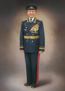 Мужской портрет в образе. На картине изображён мужчина в парадном мундире высшего военного командования — тёмно-синий китель украшен золотым шитьём, многочисленными орденами и медалями, на голове фуражка с кокардой. Он стоит прямо, с лёгкой улыбкой, на нейтральном фоне, подчёркивающем торжественность и значимость его облика. Художник Антонина