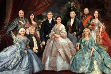 Семейный портрет в образе. На картине изображён парадный групповой портрет семьи в роскошных нарядах XVIII–XIX века: мужчины в мундирах и фраках с орденами, женщины — в пышных платьях с кружевами и украшениями. Композиция выстроена на фоне архитектурных элементов и цветочных композиций, создающих атмосферу величия и благородства. Художник Анастасия 