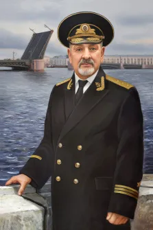 Мужской портрет в образе адмирала. На картине изображён мужчина в парадной морской форме — чёрном кителе с золотыми погонами и пуговицами, фуражке с кокардой, с серьёзным выражением лица; он стоит у парапета, опираясь на него рукой. На заднем плане виден разводной мост, река и городские здания, создающие атмосферу морского города. Художник Антонина