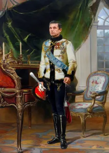 Мужской портрет в образе Николая II/ На картине изображён мужчина в парадном военном мундире, украшенном орденами и голубой лентой, держащий в одной руке шлем с красным плюмажем, а в другой — шпагу; его поза строга и величественна. Фон составляют роскошная мебель в стиле барокко, зелёная драпировка и окно с видом на сад, что подчёркивает торжественность и статусность образа. Художник Антонина