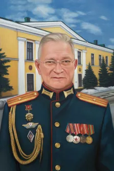 Мужской портрет в образе. На картине изображён пожилой мужчина в парадной военной форме с многочисленными орденами и медалями на груди; он носит очки и смотрит прямо перед собой с серьёзным выражением лица. На фоне виднеется жёлтое здание с колоннами, заснеженная дорожка и хвойные деревья под голубым небом с облаками. Художник Антонина