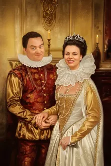 Парный портрет в образе. На портрете изображены мужчина и женщина в роскошных нарядах эпохи Ренессанса: мужчина в бордово-золотом камзоле с кружевным воротником, женщина — в изысканном кремовом платье с золотыми вставками, жемчужными нитями и короной на голове. Они стоят рядом, держась за руки, на фоне богато украшенного интерьера с зажжёнными свечами. Художник: Анастасия