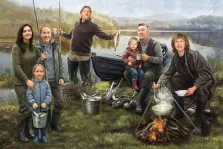 Семейный портрет в образе. На портрете изображена семья на рыбалке у озера: взрослые в практичной одежде держат удочки, один из мужчин с гордостью демонстрирует пойманную рыбу, а дети с интересом наблюдают за процессом; на переднем плане — костёр с кипящим котлом, ведро с уловом и лодка, создающие атмосферу уютного семейного отдыха на природе. Художник: Анастасия