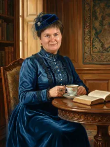 Женский портрет в образе. На портрете изображена женщина в элегантном тёмно-синем платье с кружевными деталями и бархатной шляпке с пером, сидящая за резным деревянным столом с чашкой чая в руках; её поза спокойна, а взгляд слегка улыбчив. На столе перед ней лежит раскрытая книга, а фон составляют книжные полки и декоративная панель, создающие атмосферу утончённого уюта и интеллигентности. Художник: Ирина