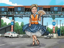 Женский портрет в стиле шарж. На карикатуре изображена улыбающаяся женщина в оранжевом жилете дорожного работника, синем платье в горошек и на высоких каблуках — она держит веер из купюр и позирует на фоне пункта оплаты проезда. На заднем плане видны автомобили, дорожные знаки и конструкции пропускного пункта. Художник Анна