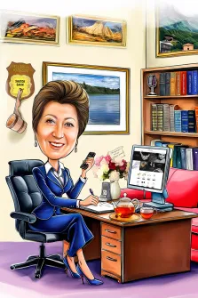 Женский портрет в стиле шарж. На шарже изображена улыбающаяся женщина в элегантном синем костюме, сидящая за рабочим столом с чашкой чая, блокнотом и монитором, на котором открыт сайт с украшениями. Обстановку дополняют книжные полки, картины на стенах, букет цветов и табличка с надписью «Победитель номинации „Знаток бани“», придавая образу одновременно деловой и юмористический характер. Художник: Александра 