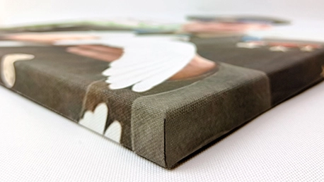 Галерейная натяжка холста на подрамник Крупный план холста с галерейной натяжкой и зеркальными торцами