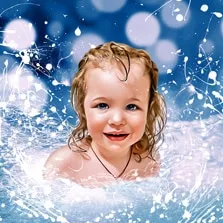 Портрет светловолосой девочки в стиле Дрим-Арт на ярком синем фоне, художник Юлия