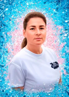 Женский портрет в стиле Дрим арт, кареглазая девушка в белой футболке изображена на абстрактном голубом фоне с эффектом брызг, художник Анастасия 