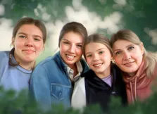 Семейный портрет маслом: мама с тремя дочками на нейтральном бело-зелёном фоне, художник Виктория 