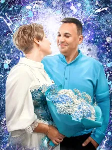 Портрет пары в стиле Дрим арт, женщина блондинка с короткой стрижкой с букетом в руках и мужчина в голубой рубашке смотрят друг на друга на абстрактном синем фоне, художник Артём