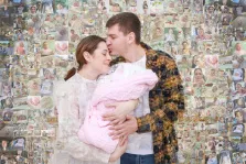 Мозаика, художник Ирина,  семейный портрет, девушка держит на руках младенца, мужчина обнимает и целует ее, подарок на день рождения