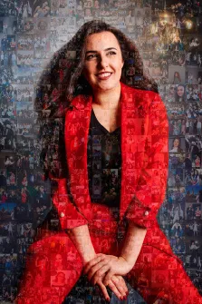 Женский портрет в стиле Мозаика, кареглазая девушка с маникюром в красном пиджаке и в красных брюках, художник Ирина