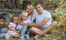Семейный портрет из четырёх человек в стиле Мозаика: мужчина в белой футболке, женщина блондинка, мальчик и девочка, художник Ирина