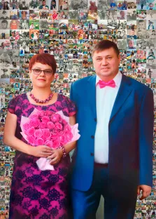 Парный портрет в стиле Мозаика, женщина в очках, с короткой стрижкой и в розовом платье с узорами держит в руках букет роз, рядом стоит мужчина в классическом синем костюме с белой рубашкой и с розовой бабочкой,  художник Ирина