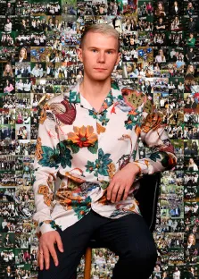 Портрет голубоглазого молодого человека в цветной рубашке в стиле Мозаика, художник Ирина