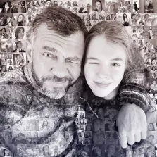 Семейный портрет в стиле Мозаика в чёрно-белых тонах, папа с дочкой на фоне фотографий, художник Ирина